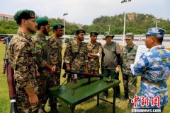  中国海军陆战队员指导苏丹海军陆战队员操作使用武器